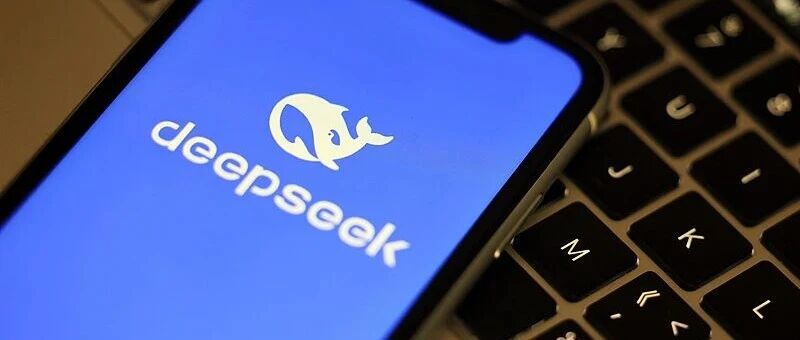 🤖 DeepSeek 重启第二轮融资 投前估值 5000 亿元多名交易人士透露，DeepSeek 已重启第二轮融资，计划募资 500 亿元，投前估值约 5000 亿元，预计 8 月下旬完成签约