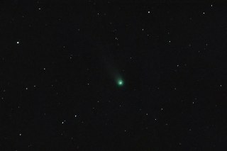 【C/2025 A6 Lemmon 彗星】从意大利莫尔费塔观测彗星「C/2025 A6 Lemmon」。美国莱蒙山巡天望远镜在2025年1月3日发现这颗非周期彗星，本次轨道周期约为1350年，预计于2025年11月8日经过近日点，随后进入下一个轨道周期约为1155年。「C/2025 A6 Lemmon」将于10月21日抵达近地点，日落后可能肉眼隐约可见。 source