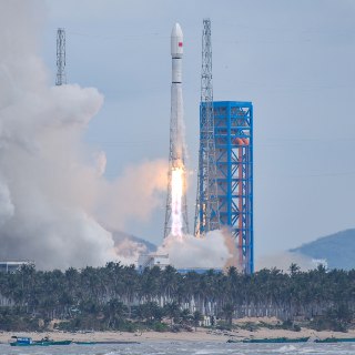 【长征十二号发射互联网卫星】中国长征十二号运载火箭搭载新一批「国网星座」互联网卫星发射升空，海南商业航天发射场。11月10日，长征十二号火箭成功将「国网星座」低轨互联网卫星系统的第13批9颗组网卫星送入预定轨道，目前该系统在轨卫星总数达到104颗。这是中国航天2025年第72次发射任务，累计发射次数超过2024年全年的68次，创下历史新高。 source