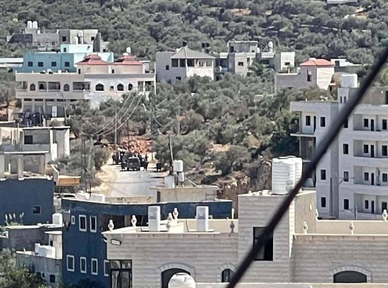 The occupying forces attack the town of Beit Rima, northwest of Ramallah, amid overflights of airplanes.
