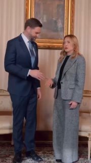 万斯用14架飞机带了100辆车去意大利，却不带一个翻译。