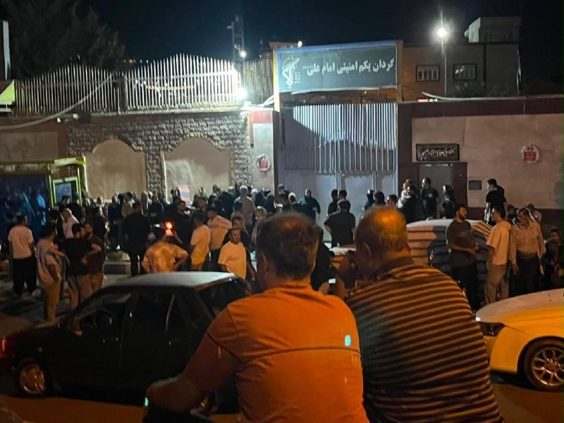 بگو آزادی: 🔴تجمع شب گذشته‌ مردم سنندج در مقابل زندان مرکزی این شهر برای جلوگیری از اعدام کاوه رفوشهکاوه رفوشه، زندانی عادی زیر حکم 