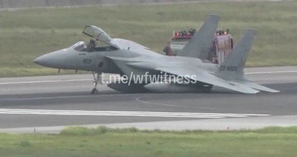 اخبار خبر جنگ ایران اسرائیل: 💢🇯🇵 یک جت جنگنده F-15J متعلق به نیروی هوایی ژاپن، پس از نقص در چرخ فرودگاه سمت چپ، در فرودگاه ناها، واقع در جزیره اوکینا