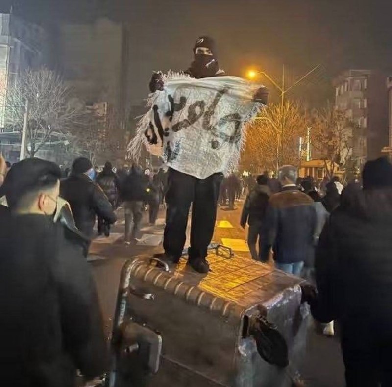 پاسارگاد نیوز KFP: ما میدانیم آن دو شب جهنمی چرا دست به کشتار هزاران نفر زدید.شما فقط از بازگشت پهلوی میترسید. خلاص.کشور ما تحت اشغال د
