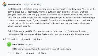 前几天，我在公交车上睡着了，差点坐过了站。一起坐早班车的人虽然都不是我的朋友，但因为每天坐同一班车，我们早就已经熟悉了每个人喜欢坐的位置，在哪站上车，在哪站下车，等等等等。看到我要坐过站了，有人赶紧跑过来叫醒我，又有好几个人喊司机等等我，司机也说，“我是记得有人好像要在这站下车的！” 我当时匆匆忙忙下车，还差点忘了我的外套，然后几个人又赶紧把外套传给我。那天我真的获得了很多善意和体贴。我心里真的很感激，第二天给早班车上的所有人带去了很多威化饼干。不要忘记，也许在我们还没有注意到的地方，有很多愿意和我们互相关