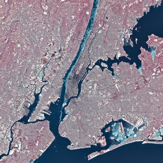 【纽约极端寒潮预警】美国地质调查局公布一张俯瞰纽约曼哈顿的卫星图。2月7日，美国国家气象局向纽约市发布20年来首个「极端寒潮预警」，风寒效应导致市区体感温度最低降至-30℃，预计未来一周最低气温仍将维持在0℃以下。纽约警方通报称2026年迄今该市已有17人在户外死亡，其中13人死因与低温症有关。纽约市政府已在全市设置60个避寒中心安置无家可归者。纽约是美国无家可归者最多的城市，约有超过15万人无固定住所。 source