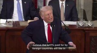 川普：“我相信，由外国支付的关税将像过去一样，大幅取代现代所得税制度，从而减轻我所爱的人们的巨大经济负担。”共和党政客一片欢呼、起立鼓掌。有四名最高法院大法官坐台下，面无表情，他们三个反对川普关税一个支持。