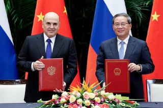 【俄罗斯总理访问中国】中国国务院总理李强与俄罗斯总理 Mikhail Mishustin 出席双边文件签署仪式，杭州。11月3日，俄总理 Mishustin 应邀对中国进行为期2天访问并出席中俄总理第30次定期会晤。两国总理会晤后签署《中俄总理第三十次定期会晤联合公报》，并共同见证签署海关、卫星导航等领域合作文件。中国海关总署数据显示2025年前三季度中俄双边贸易额为1636.21亿美元，同比下跌-9.4%。 source