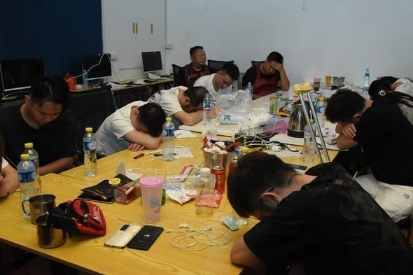 万象大事件：突查3处网络犯罪窝点 50人被控制 查获大量手机电脑及疑似毒品 近日配图