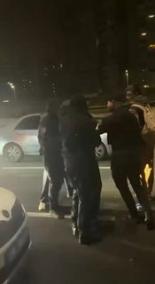 התגייסות בבגדים פשוטים בקייב, דיווחים מקומיים מתארים גברים בלבוש אזרחי מרססים בחור צעיר בגז ולוקחים אותו מש…