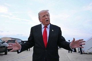 【美国政府停摆有望结束】美国总统 Donald Trump 在安德鲁斯空军基地接受媒体提问，马里兰州。11月9日，美国总统 Trump 向媒体表示「政府停摆正在接近结束」。当天深夜美国参议院以60票赞成、40票反对的投票结果通过一项旨在结束政府停摆的临时拨款法案，该法案仍需要众议院投票通过后才能交由总统签署生效。本轮美国政府停摆已持续41天。美国国会预算办公室估计本次政府停摆将导致美国第四季度 GDP 损失至少1个百分点。 source