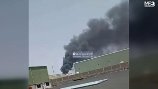 עמודי עשן עולים מהעיר ג'דה בעקבות הכוונת כוחות המזוינים של תימן למתקנים חיוניים.