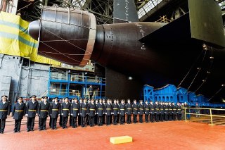 【俄罗斯新型核潜艇下水】俄罗斯北方机械造船厂举行新型核动力潜艇「哈巴罗夫斯克」号（Khabarovsk）下水仪式，北德文斯克市。11月1日，俄罗斯海军第一艘「哈巴罗夫斯克」级核动力潜艇正式下水，该型号潜艇由俄罗斯「红宝石」设计局研发，是俄军首款能够搭载并发射「波塞冬」核动力无人潜航器的重型导弹潜艇，预计进行6个月海试后交付俄太平洋舰队。根据俄媒体披露信息，这艘潜艇长约113米，直径约10米，排水量约1万吨，航行速度超过30节。 source