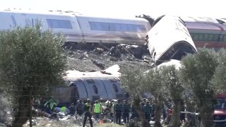 עובדי החילוץ בספרד הרסו יותר גופות בזירת ההתרסקות, שם נהרגו לפחות 68 בני אדם כאשר שתי רכבות במהירות גבוהה…