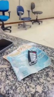 ️🇧🇷 המשטרה הצבאית מגדוד 31 בריו דה ז'נרו עצרה שני חשודים בזמן שהגיבו לדיווחים על עימותים בין חברי כנופיה…