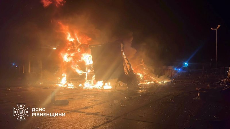 תוצאות תקיפת כטב"מ רוסי של ג'רן-4/5 בחניון משאיות מחוץ למפעל בעיר סרני, מחוז ריבנה.