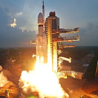 【印度发射军事通信卫星】印度空间研究组织 LVM3-M5 重型运载火箭搭载一颗军用通信卫星发射升空，萨迪什·达万航天中心。11月2日，印度空间研究组织宣布 LVM3 火箭成功将印度海军「CMS-03」通信卫星送入距地面约3.6万公里的地球同步轨道。这颗军事卫星重达4400公斤，是印度迄今发射重量最大的一颗通信卫星，主要为印度海军远洋任务提供实时通信支持，设计寿命为15年。 source