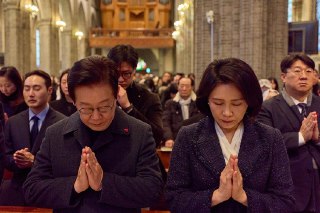 【韩国总统参加圣诞弥撒】韩国总统李在明与夫人金惠景在明洞教堂参加圣诞弥撒，首尔。12月25日，天主教首尔总教区在明洞圣堂举行圣诞弥撒，韩国总统李在明夫妇与约130名天主教徒共同参加。李在明当天在社交媒体发表圣诞致辞，承诺新的一年将竭尽全力让全体国民感受到温暖与希望。基督教是韩国第一大宗教，信徒约占总人口的31%，其中20%信仰新教，11%信仰天主教。 source