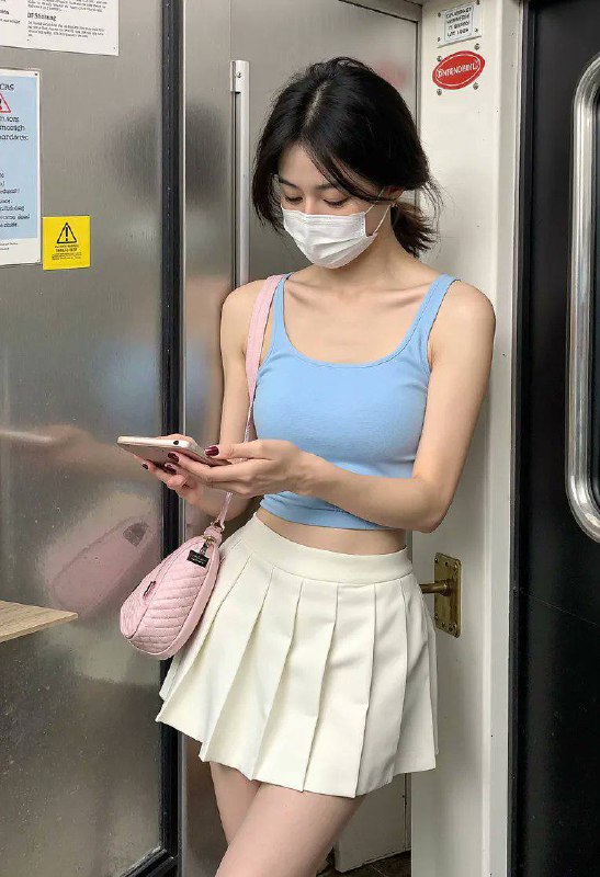 这个帖子应该叫「如何快速在小红书起号」🥳Flux AI 出品的图着实🐂🍺，能生成很生活化，就像日常自拍一样的照片