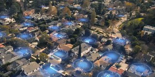 泄露邮件显示 Ring 计划将通过大量门铃监控社区状况亚马逊旗下 Ring 智能门铃的"寻狗派对"（Search Party）监控功能被曝光计划用于人脸识别。404 Media 获得的一封内部邮件显示，Ring 创始人 Jamie Siminoff 在邮件中表示，该功能的基础架构将成为"在社区中实现零犯罪"的重要技术创新。Ring 已向 The Verge 确认邮件真实性。该功能最初在超级碗广告中作为帮助寻找走失宠物狗的温馨功能推广，由于舆论反弹，亚马逊已放弃与 Flock Safety 的警方合作计划。9