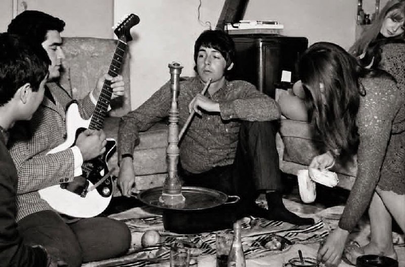 رادیوکصشر: فکر کن سال ۱۳۴۷ پل مککارتنی از گروه The Beatles توو تهران با ویگن نِشستن قلیون کشیدن! هعی روزگارببین به چه روزی افتادیم