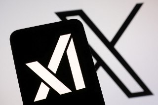 马斯克 xAI 洽谈 150 亿美元融资，估值或达 2300 亿美元据《华尔街日报》报道，埃隆·马斯克旗下人工智能初创公司 xAI 正在进行高级融资谈判，计划筹集 150 亿美元资金，公司估值可能达到 2300 亿美元。马斯克的财富管理人 Jared Birchall 已于周二晚向投资者介绍了融资条款，但尚不清楚该估值是融资前还是融资后估值。如果融资成功，xAI 的估值将比今年 3 月与马斯克社交媒体平台 X 合并时的 1130 亿美元估值翻倍以上。xAI 成立于 2023 年 7 月，定位为 OpenAI