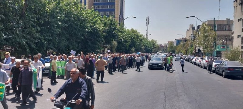 اعتراض مدنی بازار: فیلم دیگری از تجمع و راهپیمایی اعتراضی بازنشستگان مخابرات در تهران 📍 تهران ـ مقابل وزارتخانه 📅 دوشنبه ۲ شهریور ۱۴۰۵ بازن