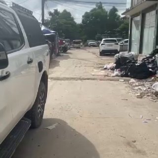 西港大事件：西港星沙湾伟人公寓后面一个酒店 宪兵在查护照 来来回回几趟了 估计在配图