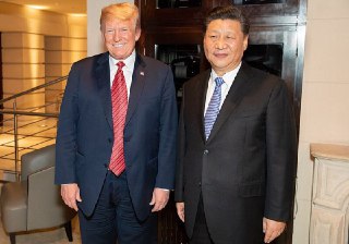日经分析:扑克对围棋,特朗普与习近平的博弈策略截然不同 https://caus.com/all-articles/news/422259/ 据中国外交专家和其他消息人士透露,从去年开始,习近平领导的团队已动员全部经济顾问制定一项保密战略,目标是赢得与美国的贸易战。他们的结论是,最能扰乱华盛顿的方式,是限制稀土出口和减少对美国农产品的进口。根据这项战略,北京正有条不紊地在棋盘上布子,把稀土、大豆和其他贸易手段,放在关键位置,仿佛在下围棋。每一步都是为了长期成功,而非短期得利。更早之前,中国其实已经在为这场地