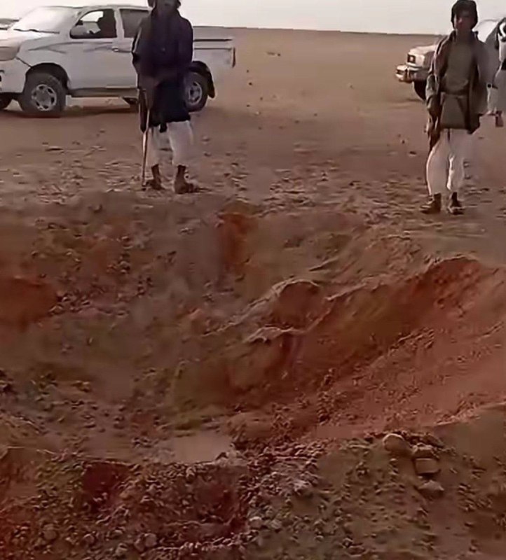اخبار جنگ ایران امریکا: 🇾🇪❌🇾🇪 عکسی که یک دهانه ایجاد شده توسط ضربه یک موشک بالستیک انصارالله را در شرق کنعیس شرقی، استان جوف، در شمال غربی یمن ت