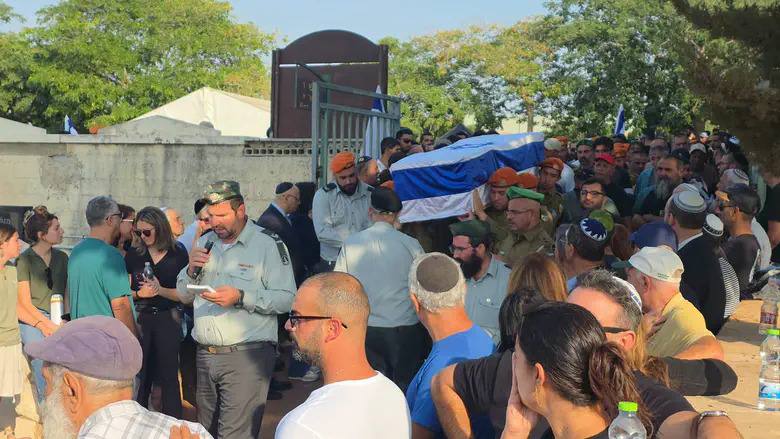 תקשורת ישראלית מדווחת על הלוויתו של יובל חי, אחד החיילים שנהרגו במבצע חברון