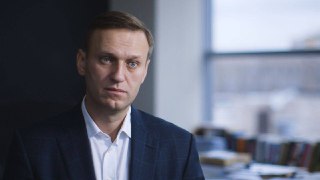 俄罗斯反对派领导人阿列克谢·纳瓦尼，“极有可能”是被一种在毒镖蛙体内发现的罕见毒素杀害的。英国、瑞典、法国、荷兰和德国星期六在一份声明中表示，当纳瓦尼两年前在北极监狱去世时，俄罗斯“具备手段、动机和机会”给他施用致命剂量。声明称，盟国“确信阿列克谢·纳瓦尼是被一种致命毒素毒杀的”。对他样本的分析确认存在表比啶，这种物质存在于南美洲的毒镖蛙体内。声明指出，这种物质在俄罗斯境内并不存在，尽管莫斯科声称纳瓦尼死于“自然原因”。盟国表示：“鉴于表比啶的毒性和已报告的症状，中毒极有可能是他死亡的原因。纳瓦尼在被关押期