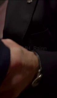 מסייג' ברק (שופט בית הדין החוקתי), מצלם את עצמו ואחרים בתוך הבניין מנסים לדחוף את הנשיא החוצה, בזמן שקרול נ…