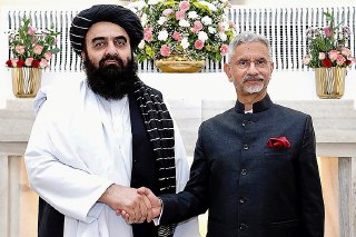 【阿富汗印度恢复外交关系】印度外交部长 Subrahmanyam Jaishankar 与阿富汗塔利班外交部长 Amir Khan Muttaqi 举行会晤，新德里。10月9日，阿富汗外长 Muttaqi 对印度进行为期一周访问，这是自2021年阿富汗塔利班重新掌权以来首次派遣高级官员访问印度。两国外长就双边关系、经贸、安全等议题交换意见，会后宣布同意恢复外交关系并重开大使馆。印度外长 Jaishankar 表示印度支持阿富汗主权独立和领土完整，强调两国应共同努力打击恐怖主义。阿富汗外长表示阿富汗视印度为亲