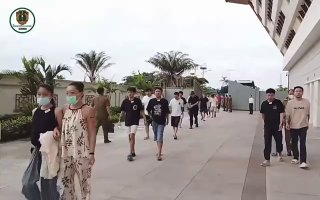 东南亚华人大事件：老挝警方移交174名涉嫌电信网络诈骗犯罪嫌疑人回国调查 据老挝公安电配图