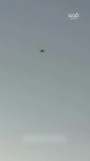 על הריסות הבתים שהופצצו על ידי הכיבוש במהלך מלחמת העם, נערים מעזה משחקים כדורגל, בעוד מטוסים עדיין טסים בשמ…