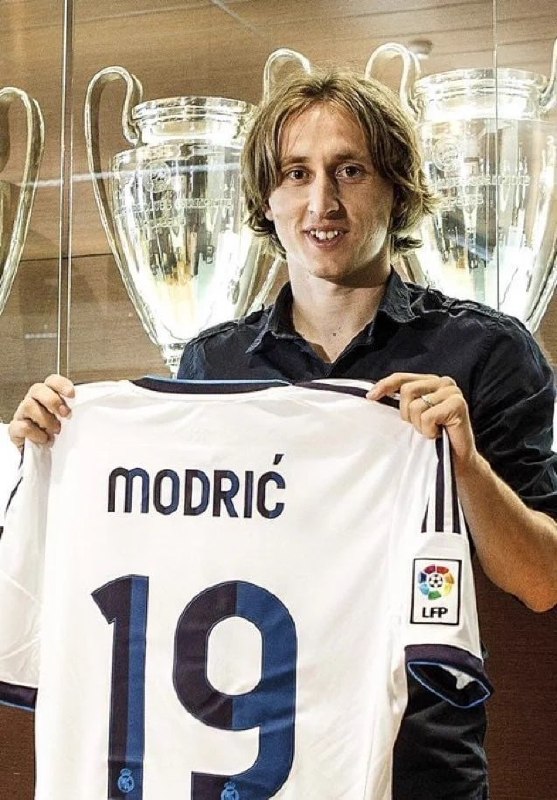 رئال مادرید | Real Madrid C.F: ۱۴ سال پیش کسی که بهش بدترین خرید تاریخ میگفتن به رئال اومد.ولی اونقدری خوب بود که توی بحث برای بهترین هافبک تاریخ قطعا