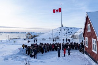 【法国加拿大开设驻格陵兰领事馆】加拿大驻格陵兰岛领事馆举行开馆升旗仪式，努克。2月6日，加拿大和法国正式在格陵兰岛开设领事馆，成为继美国、冰岛之后第三和第四个在格陵兰岛设立领事服务的国家。加拿大外交部长表示新领事机构的成立彰显加拿大始终与丹麦及格陵兰岛人民站在一起的长期承诺；法国外交部在声明重申法国尊重丹麦的领土完整。最新民调显示，受到美国总统 Donald Trump 威胁吞并格陵兰岛的言论影响，丹麦民众对美国持负面看法的比例已攀升至84%。 source