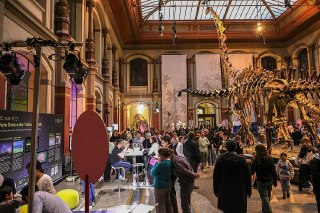 【2025柏林科学周】2025年柏林科学周（Berlin Science Week）首日，人们参观免费开放的柏林自然历史博物馆。11月1日，第10届柏林科学周正式开幕，本届主题为「超越当下」（Beyond Now），聚焦探讨科学技术如何指引人类未来社会的发展，柏林全市博物馆、大学和教育机构将在未来10天举行超过350场讲座、演出及展览活动。 source