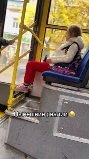 ילד עם סכין נוסע בשלווה על אוטובוס טרולי בקייב, פצ'רסק