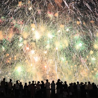 【2025年大阪世博会闭幕】大阪世博会举行闭幕前最后一场烟火表演。10月13日，2025年大阪世博会正式闭幕，本届世博会为期184天，共有来自158个国家和地区以及7个国际组织参展，累计参观人数为2529万人次，达到预期目标的90%，预计带来3万亿日元经济效益，实现230亿至280亿日元（约合1.5亿至1.85亿美元）运营收入盈余。下一届世界博览会将于2030年在沙特阿拉伯首都利雅得举行。 source