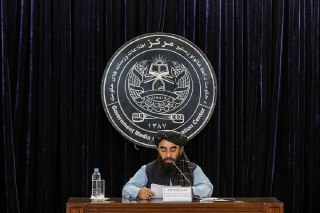 【阿富汗巴基斯坦边境交火】阿富汗塔利班政府发言人就与巴基斯坦边境冲突发表讲话，喀布尔。10月11日晚上，阿富汗与巴基斯坦边境地区发生2021年迄今最严重的冲突交火，阿富汗方面宣称击毙58名巴基斯坦士兵并占领25个军事哨所，巴基斯坦军方称击毙超过200名塔利班军事人员。本次冲突起因为巴基斯坦10月9日对阿富汗首都喀布尔实施空袭，巴基斯坦宣称打击目标为袭击巴方的恐怖分子，阿富汗塔利班政府则坚称其境内不存在任何针对他国的威胁。 source