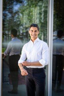 2 月 23 日，38 岁的罗布·耶滕（Rob Jetten）正式宣誓就职，出任荷兰首相，成为荷兰历史上最年轻的首相，同时也是首位公开同性恋身份的荷兰首相。耶滕的未婚夫是阿根廷曲棍球运动员 Nicolás Keenen 曾参加 2024 年巴黎奥运会。耶滕毕业于拉德堡德大学公共行政专业，2022 年 1 月至 2024 年 7 月担任内阁气候与能源大臣，并曾短期兼任副首相。2025 年 10 月，他领导的六六民主党在大选中以微弱优势成为第一大党，经过 117 天组阁谈判，最终与自由民主人民党、基督教民主联盟