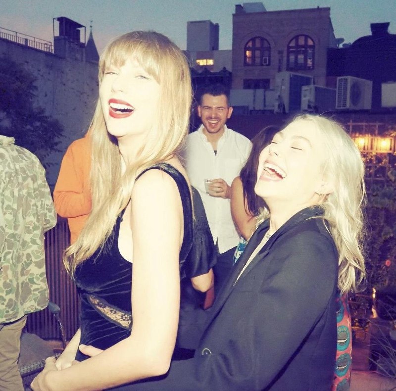 Taylor Swift: — تیلور سوییفت در استوری اینستاگرامش از آلبوم Lost Weekend اثر Phoebe Bridgers تعریف کرد و تولدش را تبریک گفت:💬 «امروز ت