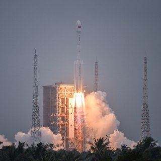 【长征七号发射遥感卫星】中国长征七号改运载火箭搭载「遥感四十六号」卫星发射升空，海南文昌航天发射场。11月3日，长征七号改火箭执行2025年第4次发射任务，成功将「遥感四十六号」卫星送入预定轨道。新卫星主要用于防灾减灾、国土资源勘察、水利气象等领域。长征七号改是中国新一代中型高轨液体运载火箭，全箭总长60.13米，地球同步转移轨道运载能力达到7吨以上，具备一箭一星和一箭双星发射能力。 source