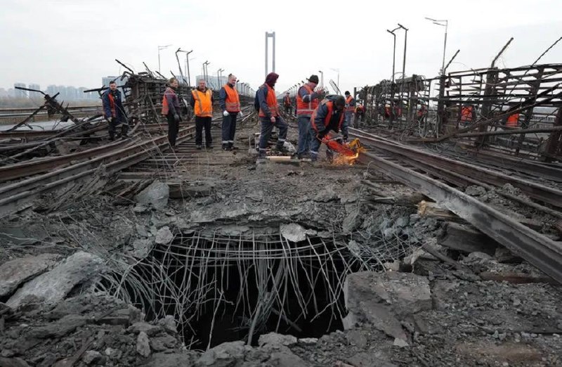 גשר הרכבת "הדרומי" מעל נהר הדנייפר בקייב ספג נזק רב כתוצאה מפגיעות טילים בליסטיים רוסים איסקנדר-M מרובים.