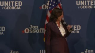 עכשיו - הקהל הולך לבננות עבור קמאלה באירוע NAACP באטלנטה, בעודו מתעקש עבור ג'ון אוסוף.