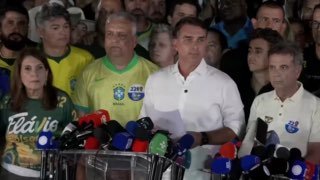 בעקבות אביו ז'איר בולסונארו (ודונלד טראמפ), פלביו בולסונארו מסרב לקבל את תוצאות הבחירות. בשיחה עם תומכיו, ה…