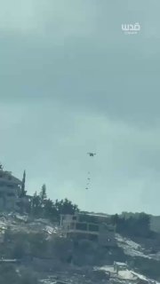 מזל"ט ישראלי מטיל פצצות נפץ על בתים בעיירה מנצורי, דרומית ללבנון.