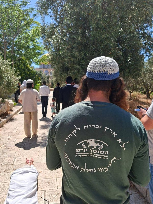 מתנחל פרץ היום למסגד אל-אקצא, כשהוא לובש חולצה של ארגון "שומרי יהודה ושומרון", אחד מארגוני האחות של "נוער ה…